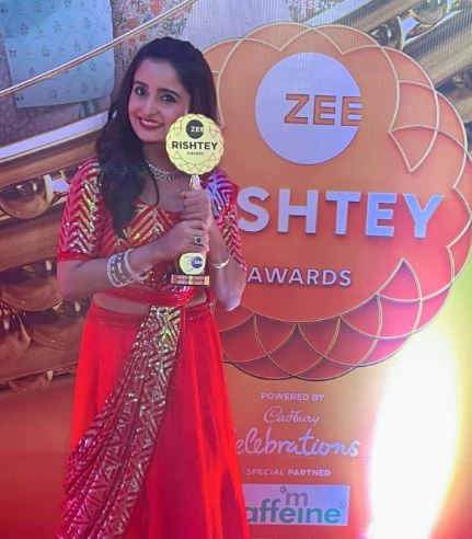 Sambhabana Mohanty posing with her Zee Rishtey award