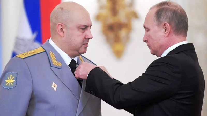 Sergei Surovikin receiving the Hero of the Russian Federation medal from Russian President Vladimir Putin