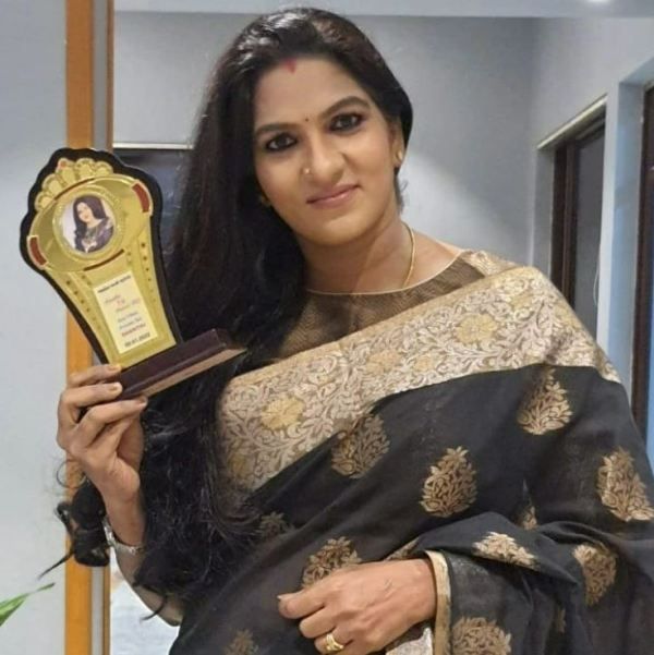 Shanthi Arvind holding an Ajantha TV award (2022)