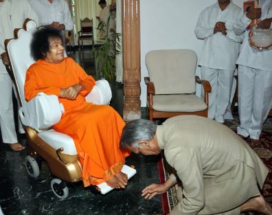 Shivraj Patil seeking blessings of Sathya Sai Baba