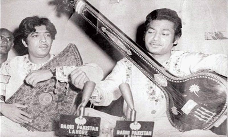 Ustad Bade Fateh Ali Khan (left) and Ustad Amanat Ali Khan (right), singing for Radio Pakistan