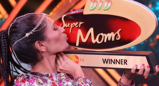 Varsha Bumra with DID Super Moms winner's trophy