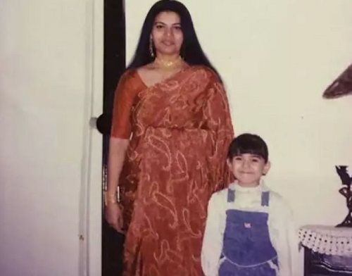 A childhood picture of Hansika Motwani with her mother