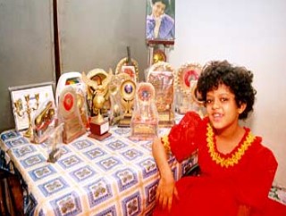 A childhood picture of Palak Muchhal with her awards