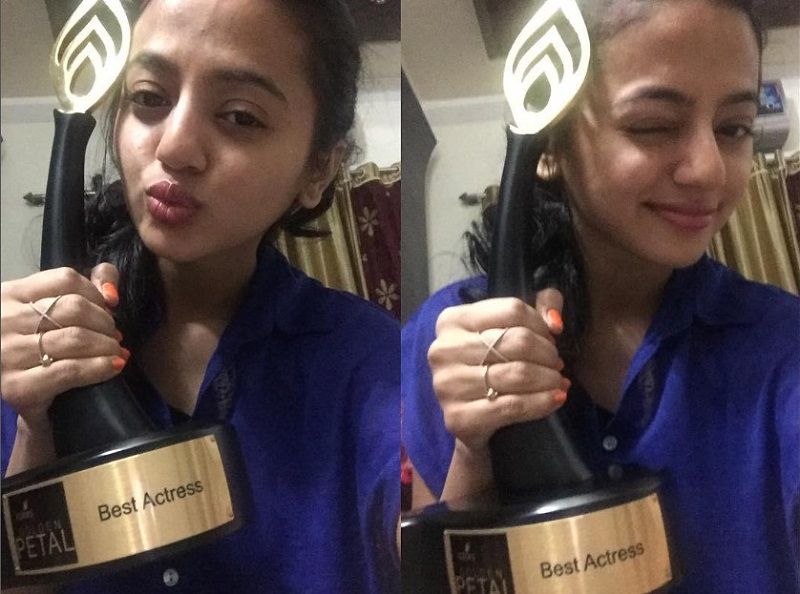 A collage of Helly Shah with her award for Best Actress for the show Swaragini Jodein Rishton Ke Sur (2015)
