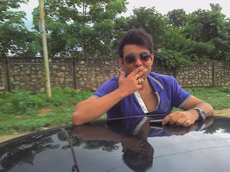 Amit Jain smoking ciagratte