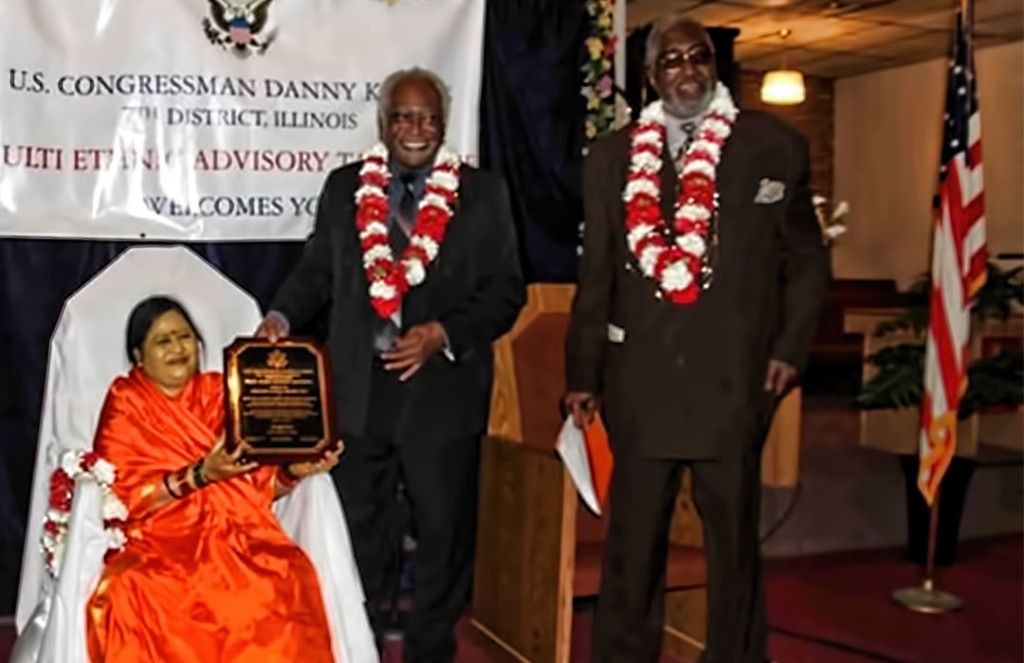 Amma Sri Karunamayi receiving Golden Eagle Award in 2012
