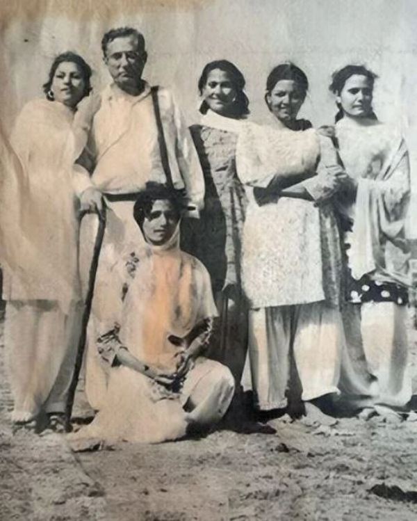 An image of Madhubala with her sisters and father - from left - Chanchal, Ataullah, Madhubala, Kaneez, Altaf, and Zahida