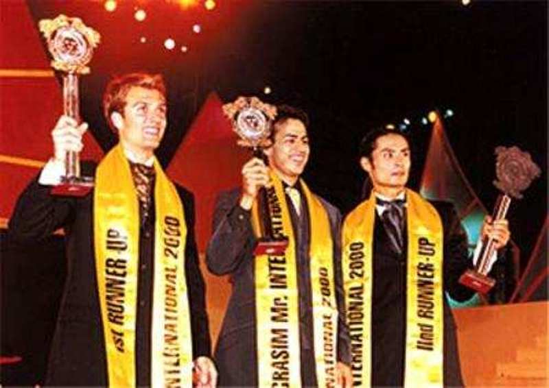 Aryan Vaid (centre), posing with the Grasim Mister International 2000 trophy, along with the runners-up