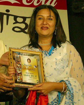 Daljeet Kaur receiving an award