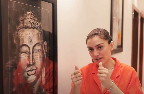Hansika Motwani with a painting made by her