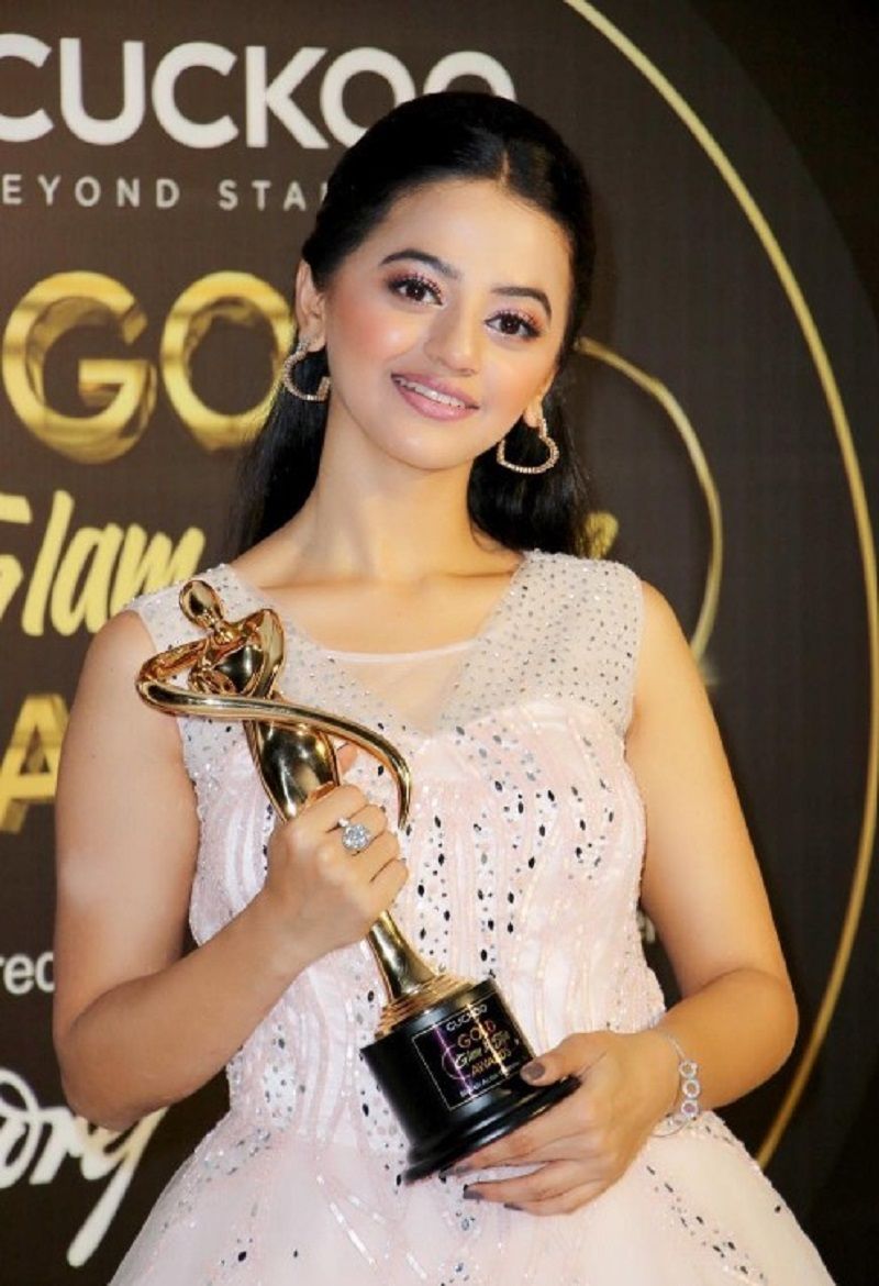 Helly Shah with her Stylish Actor TV Award at Gold Awards