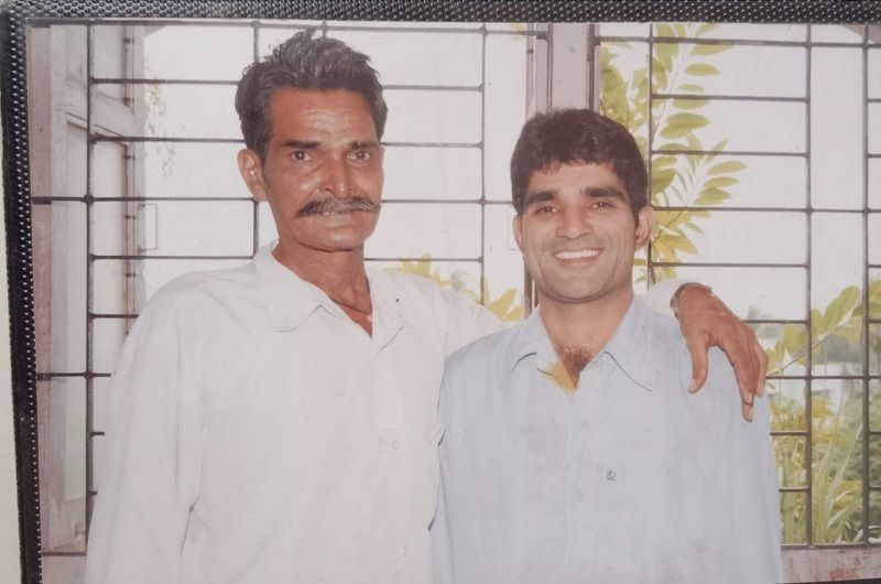Isudan Gadhvi with his father