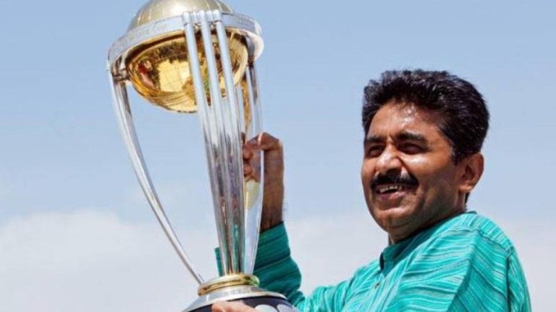 Javed Miandad holding World Cup Trophy