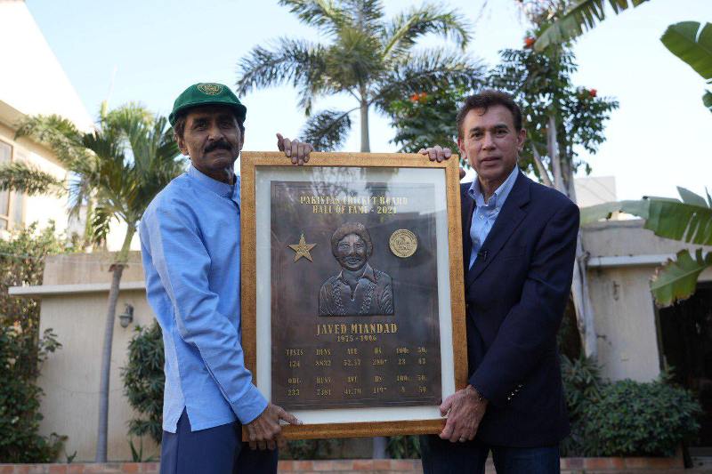 Javed Miandad (left) being inducted into Pakistan Cricket Board's Hall of Fame