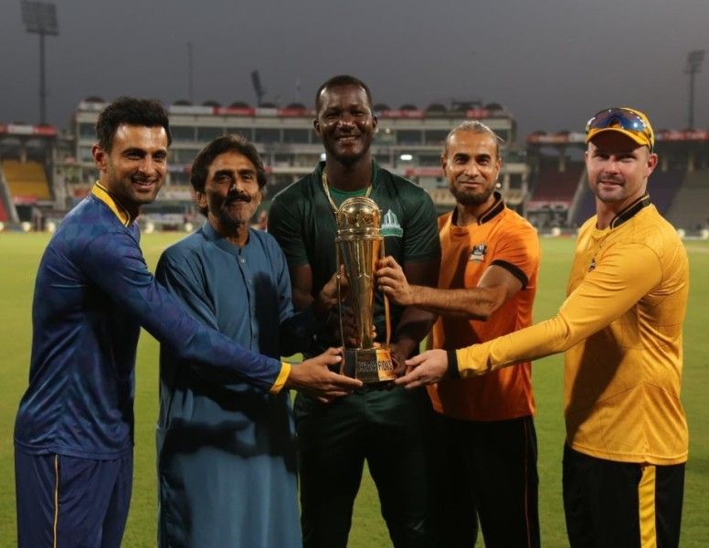 Javed Miandad (second left) posing along with trophy of Pakistan Junior League