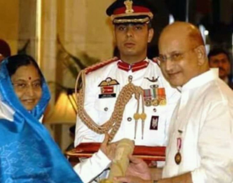 Krishna posing while receiving India's third-highest civilian honour Padma Bhushan from Pratibha Devisingh Patil, the 12th President of India