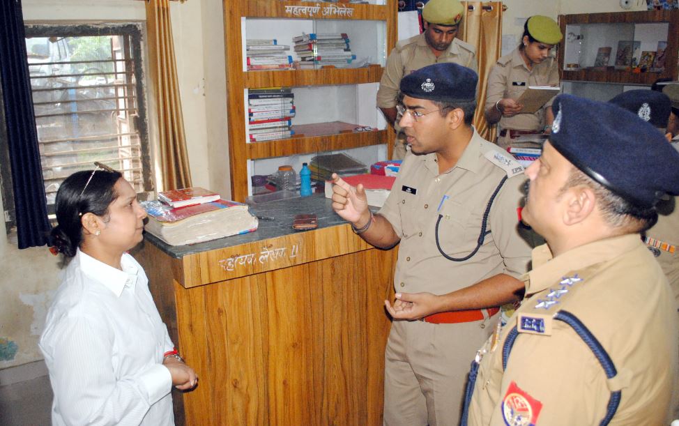 Laxmi Singh instructing the police officials as the Inspector General of Police, Lucknow