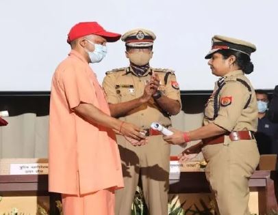 Laxmi Singh receiving an award from the chief minister of Uttar Pradesh Yogi Adityanath