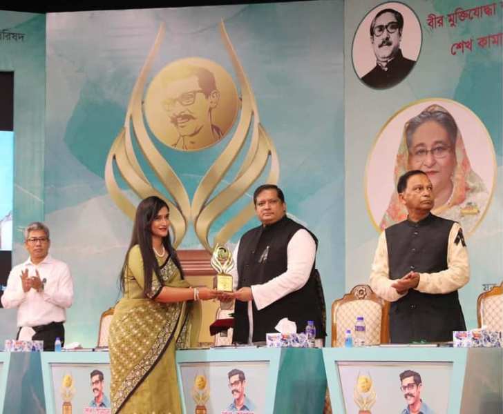 Litton's wife Devashri Biswas Sonchita accepting Sheikh Kamal National Sports Council Award on his behalf