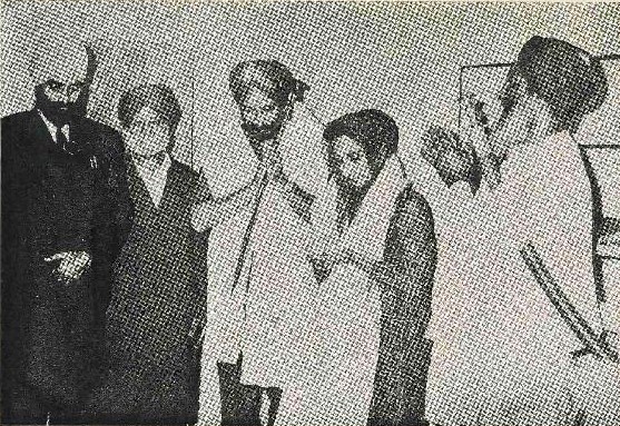 Lt Gen Jagjit Singh Aurora (third from the left) and his wife receiving "Saropa" from the Patna Sahib Committee
