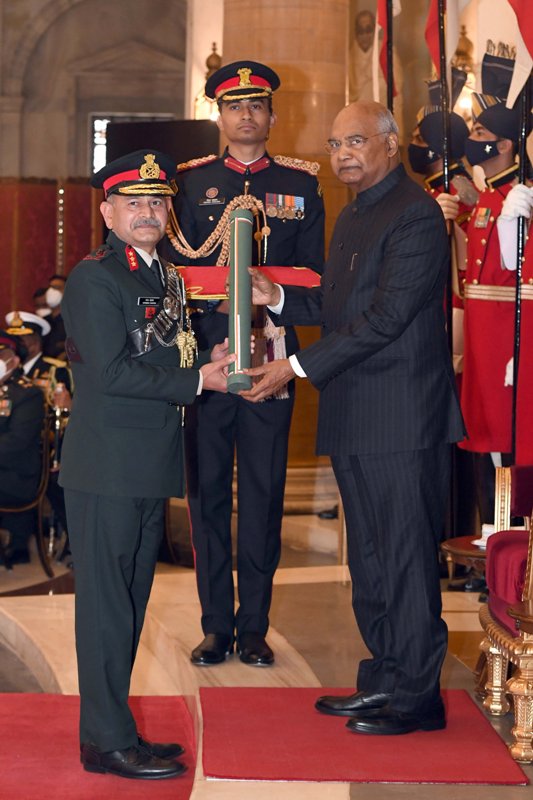 Lt Gen Upendra Dwivedi receiving AVSM from President Ram Nath Kovind