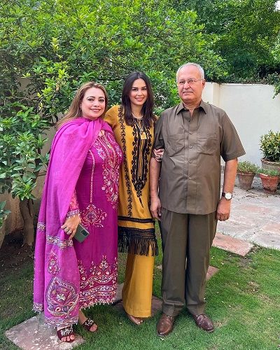 Mahenur Haider Khan with her parents