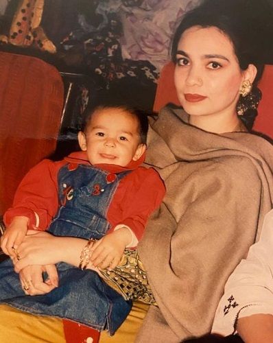 Mahenur Haider Khan's childhood picture with her mother