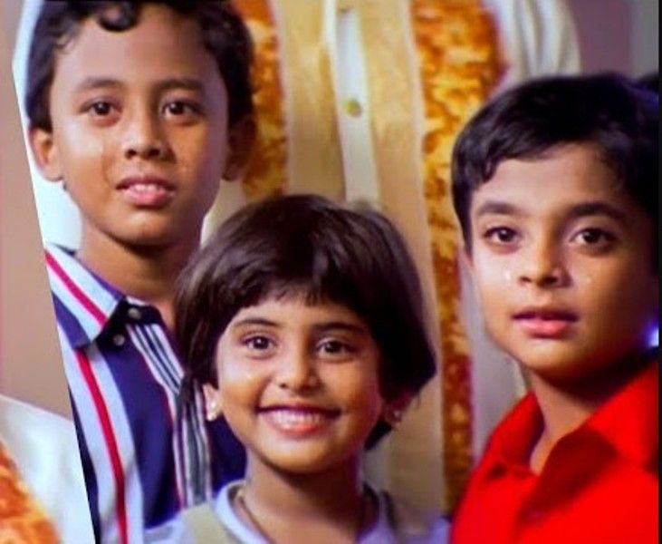Manjima Mohan (centre) as Anu in a still from the Malayalam film Priyam (2000)