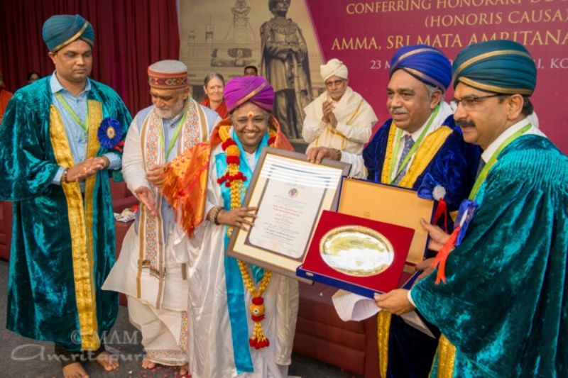 Mata Amma receiving an honorary Doctorate of Letters at the University of Mysore in 2019