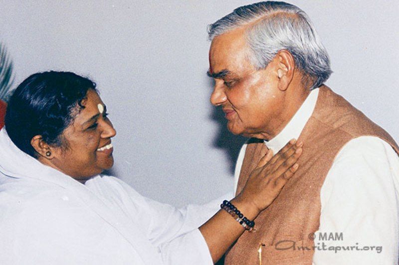 Mata Amritanandamayi Devi and Prime Minister Sri Atal Bihari Vajpayee at the inauguration of Amrita Institute of Medical Sciences in 1998