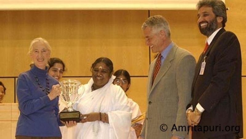 Mata Amritanandamayi Devi receiving Gandhi King Award in 2002