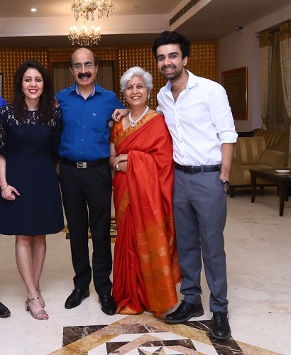 Naveen Kasturia with his parents and sister