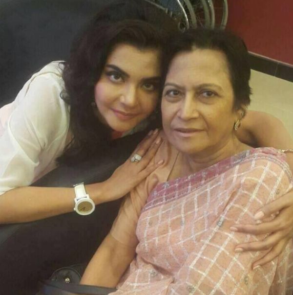 Nida Yasir with her mother Fehmida Nasreen