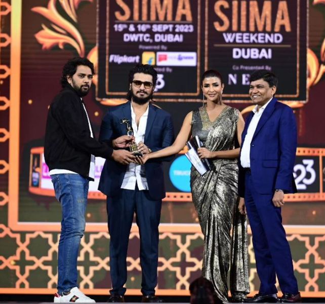 Nikhil Siddhartha (second from the left) while receiving the Sensation of the Year Award at the SIIMA 2023