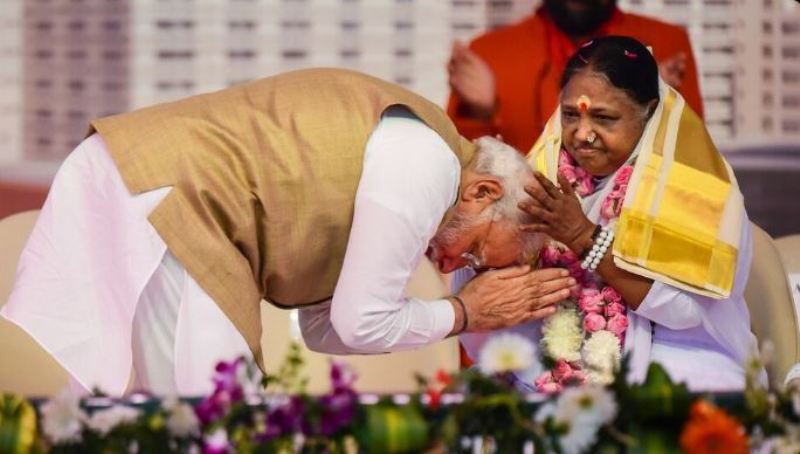 PM Modi seeking Mata Amma's blessings at the inauguration of Amrita Hospital, Faridabad