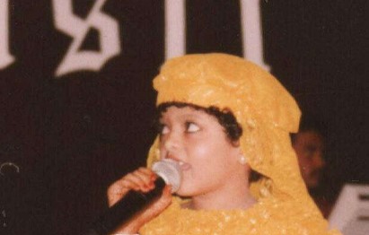 Palak Muchhal while singing on stage in her childhood