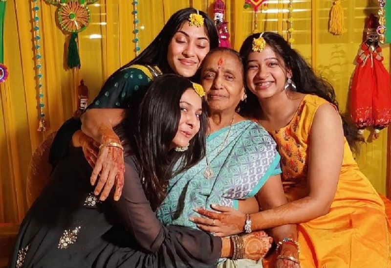 Prakshi Goyal with her family