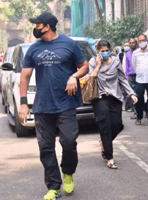 Ravi Singh escorting Pooja Dadlani to the sessions court in Mumbai