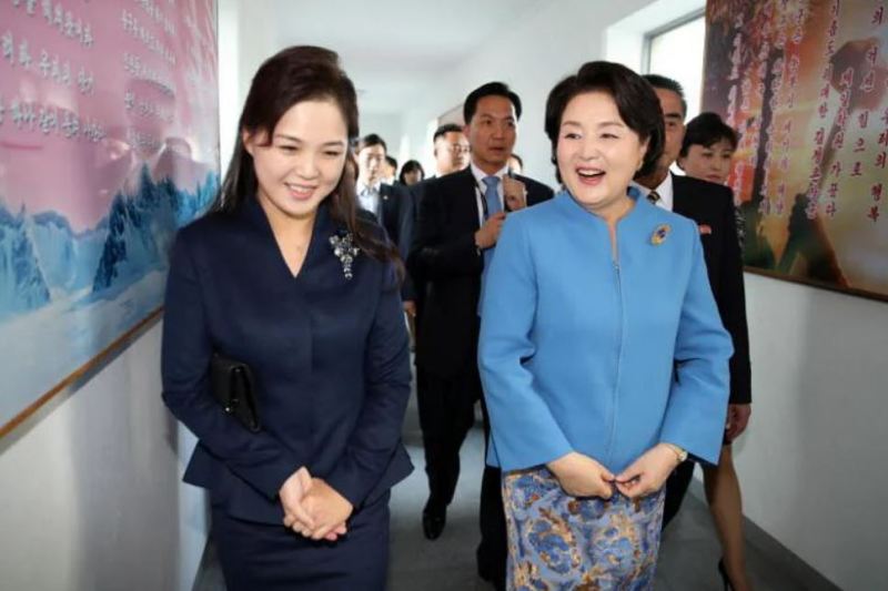 Ri Sol-ju (left) chatting with South Korean first lady Kim Jung-sook during their visit to a university of music in Pyongyang on 18 September 2018