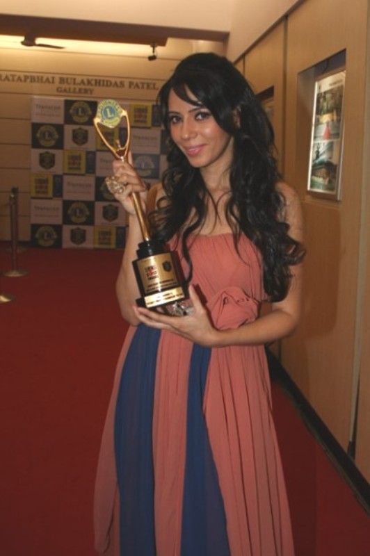 Rozlyn Khan after receiving the 'Celebrity Whistleblower trophy'