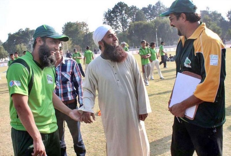 Saeed Anwar (in center) with Wasim Akram (right) and Mohammad Yousuf (left)