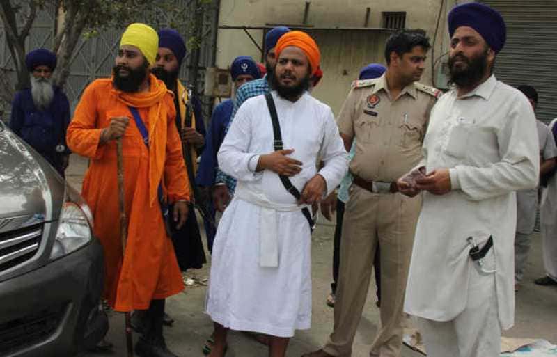 Sandeep Singh (orange turban) after he was attacked in Ludhiana (2016)