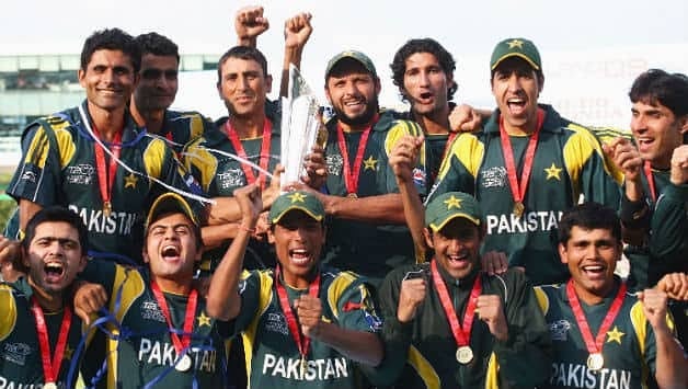 Shoaib Malik (second from right in the bottom row) after winning T20 World Cup 2009