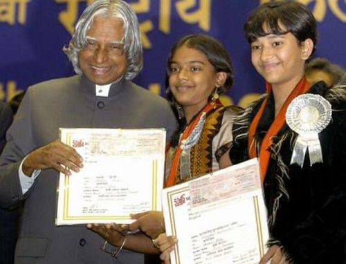 Shweta Basu Prasad receiving the National Award from Dr APJ Abdul Kalam