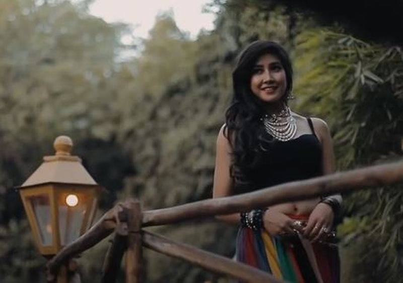 Sofia Ansari in a still from the cover song titled 'Ikk Kudi' (2017) by Aditya Gadvi