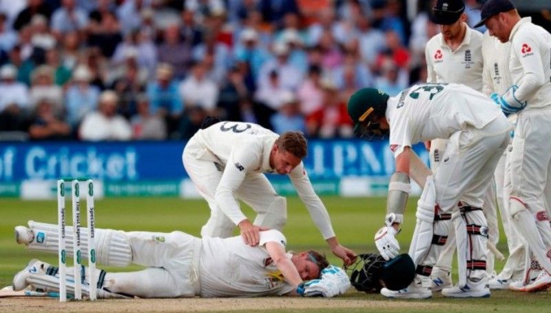 Steve Smith fell on the ground after being hit on the neck by a bouncer of Jofra Archer