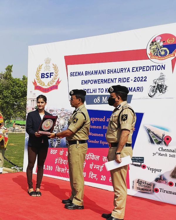 Suchika Tariyal awarded by BSF after the BSF Seema Bhawani Shaurya Expedition “Empowerment Ride – 2022