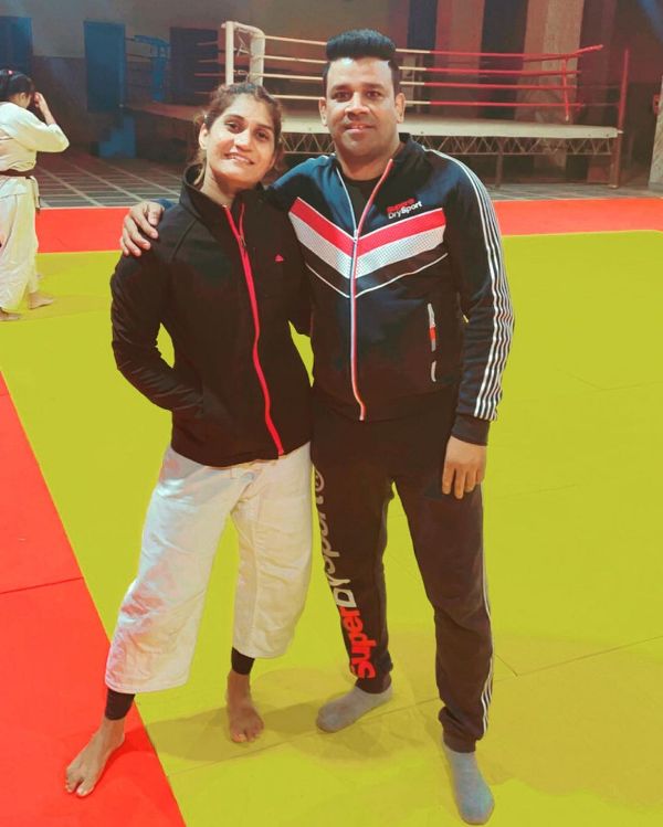 Suchika Tariyal (left) with her coach Vikram Solanki