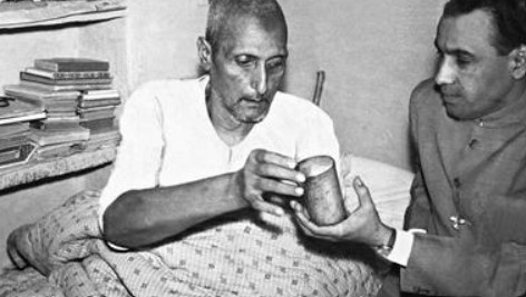 Suryakant Tripathi 'Nirala' (L) and Girija Kumar Mathur, at Nirala's residence in Bombay on 22 January 1961